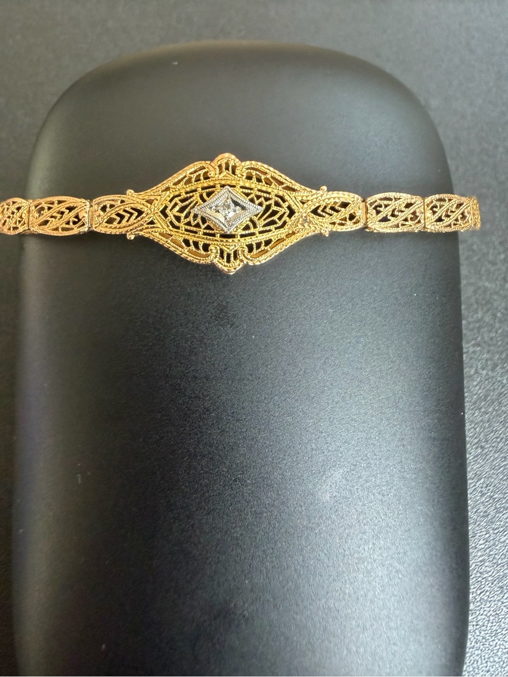 1920’s Vintage Elegant gold filigree bracelet w/ a clear, diamond center accent. - Picture 2 of 12